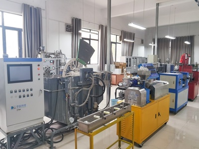 在贵州民族大学化学工程学院的实验室里,数台1:1还原的化工试验设备整齐摆放。人民网记者 王秀芳摄